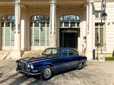 Rent a classic car with Cartis and discover Loire Valley